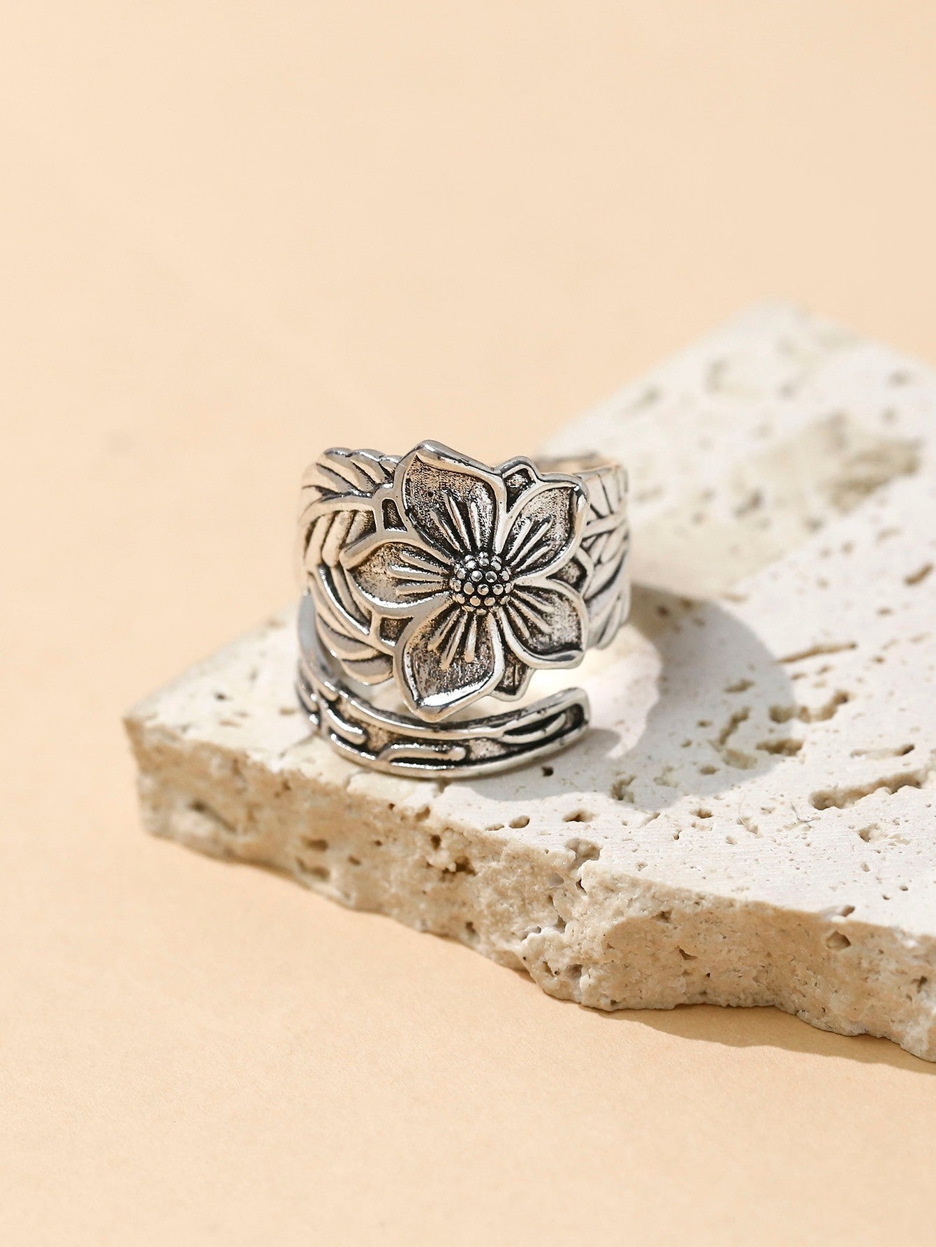 Vintage Floral And Leaf Open-band Personalized Fashion Ring