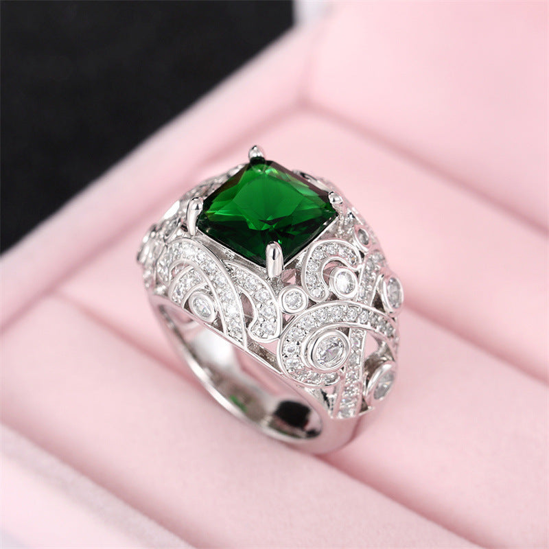 High-End French-Style Emerald Ring With A Luxurious Touch