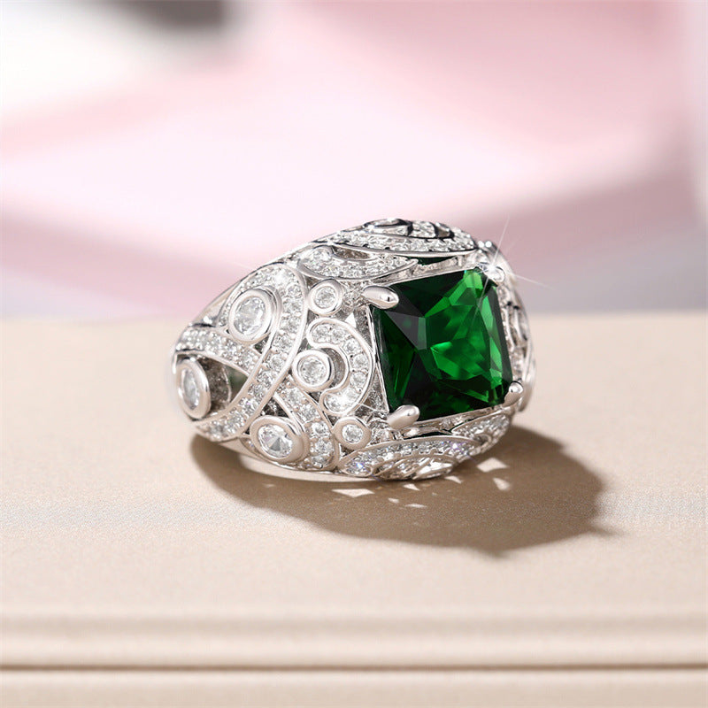 High-End French-Style Emerald Ring With A Luxurious Touch